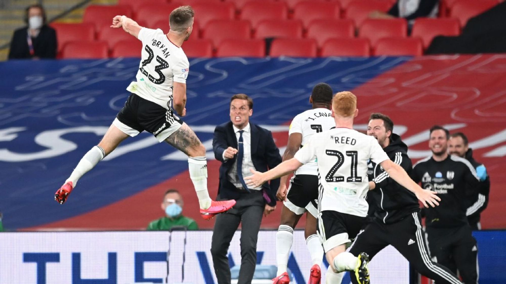 推动着足球 推动着足球